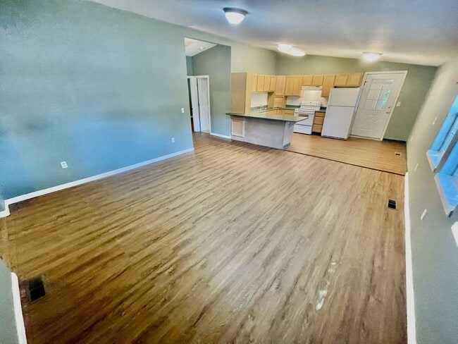 Building Photo - 3 bedroom 2 bathroom house