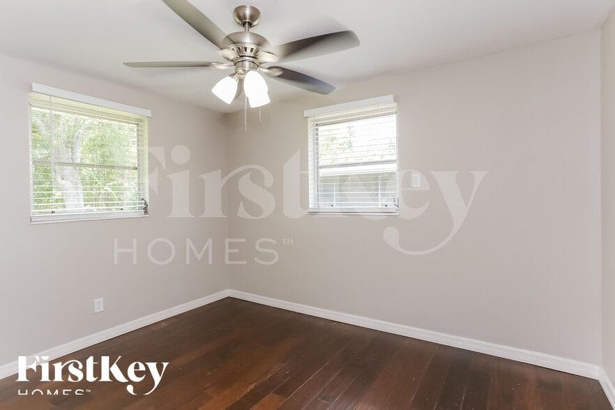 Building Photo - 447 W Clermont Dr