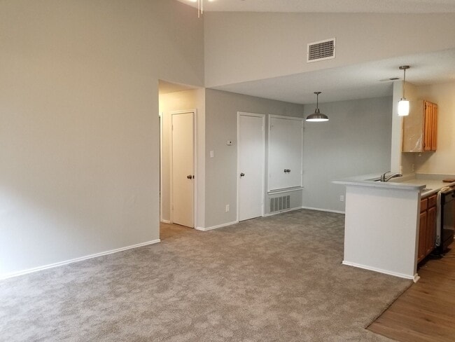 Building Photo - 9209-9209 Shadow Crest Dr