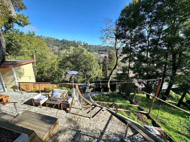 Building Photo - Gorgeous Hillside View, Modern Flat