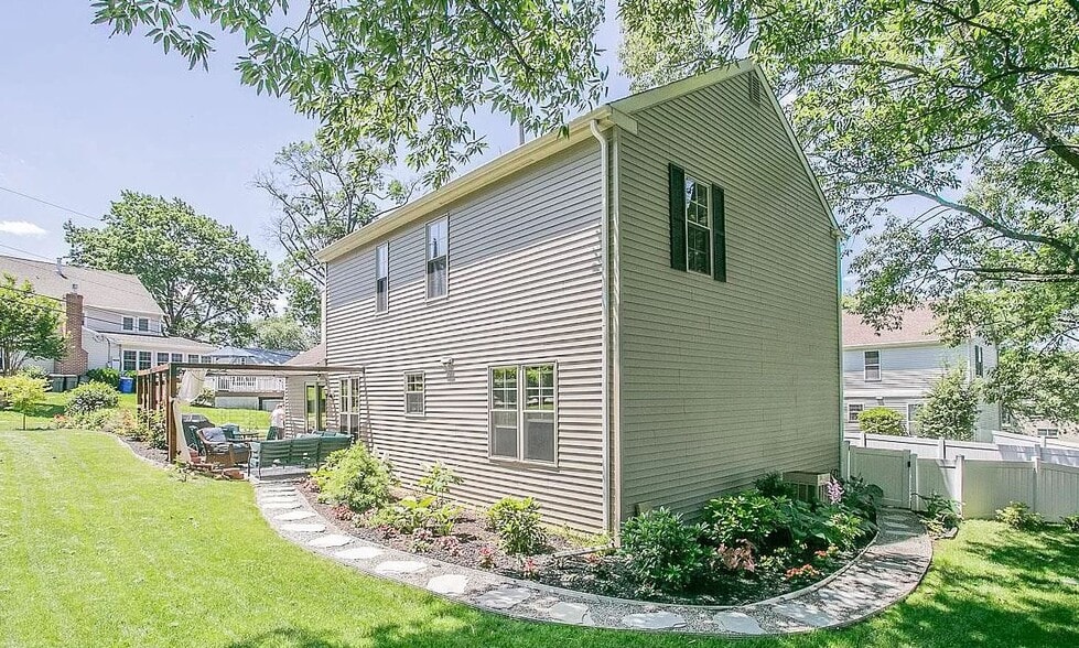 Building Photo - 295 Sugartown Rd