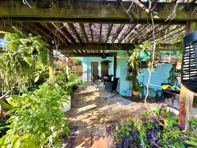 Building Photo - 376 SW 2nd St