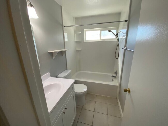 Building Photo - 3 Bedroom 1.5 Bath Townhome Near River Access Open House Wednesday April 29th 4:00-4:30 PM