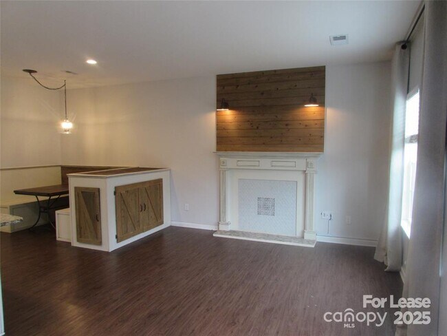 Building Photo - 1604 Lovers Lawn Trace
