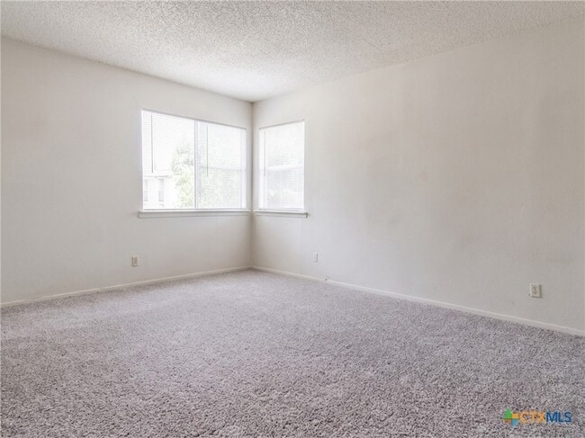 Building Photo - 2210 Cascade Dr