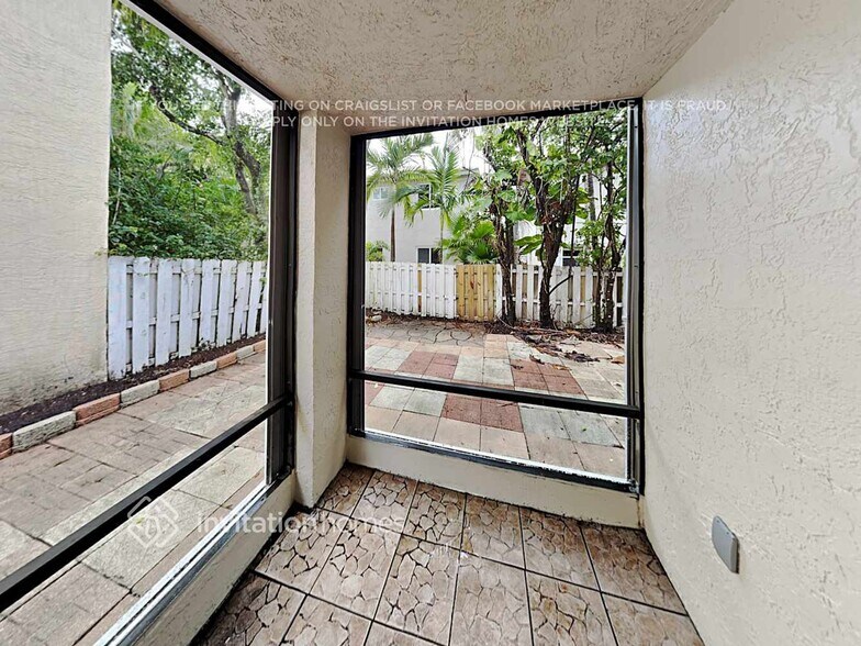 Building Photo - 9912 NW 9th Ct