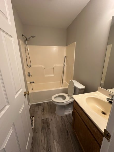 Building Photo - 833 Brickwood Ct