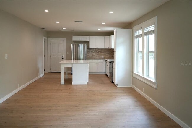 Building Photo - 1221 E Osborne Ave