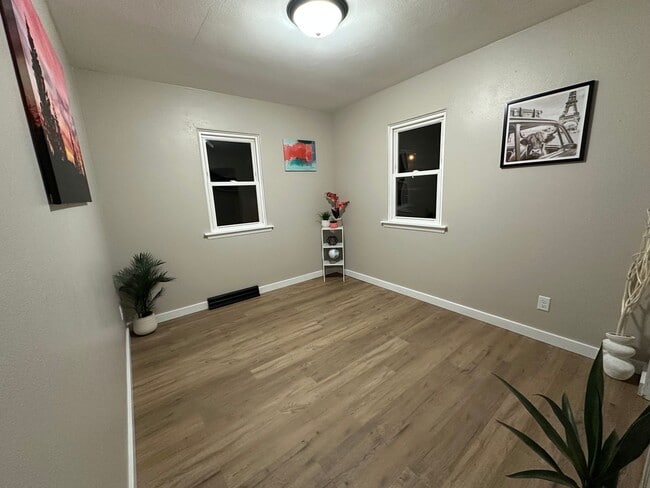 Building Photo - 1126-1128 Byron Ave.