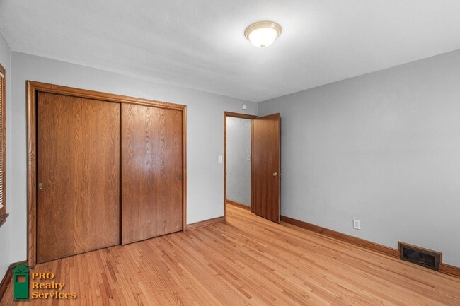 Building Photo - 2 Bedroom Home in Maplewood