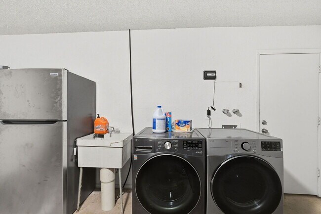 Building Photo - 1056 S Lazona Dr