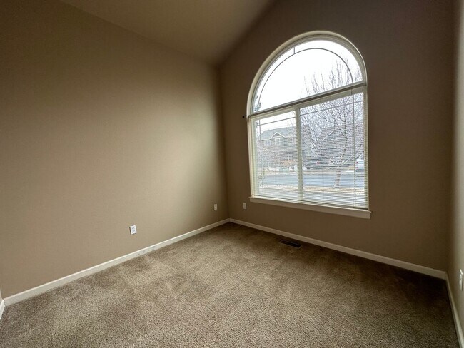 Building Photo - Inviting 4 Bedroom Home with Spacious Layo...