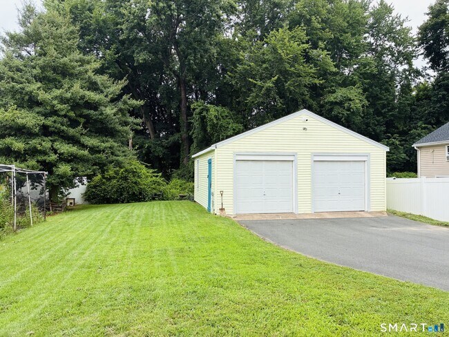 Building Photo - 630 Silver Ln