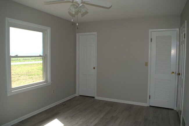 Building Photo - Nice 3 Bedroom Farm House In Fayette!