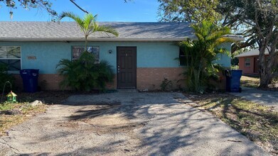 Building Photo - Freshly Painted 2/2 Duplex with Yard!!