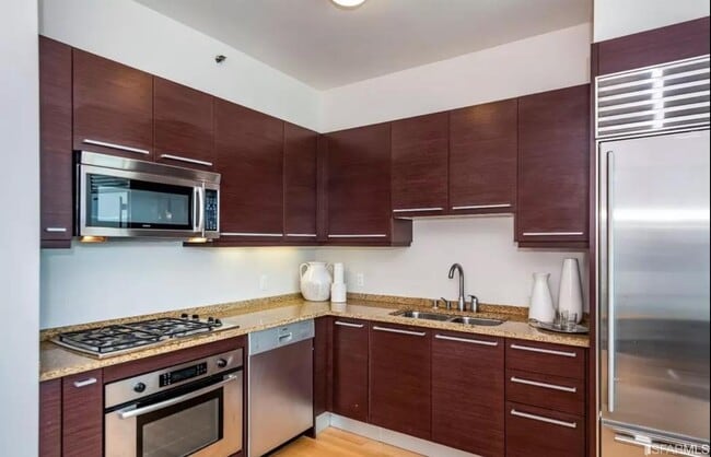 Building Photo - 425 1st St