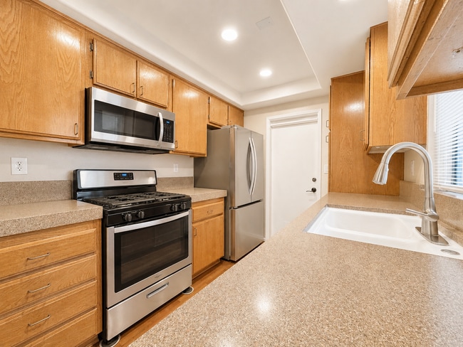 Building Photo - Beautiful 2 Bedroom Condo with fresh paint, flooring for Rent