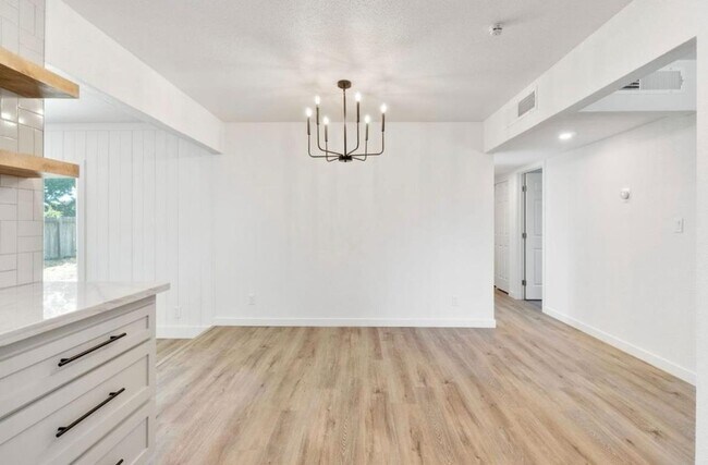 Building Photo - 934 W Alamos Ave