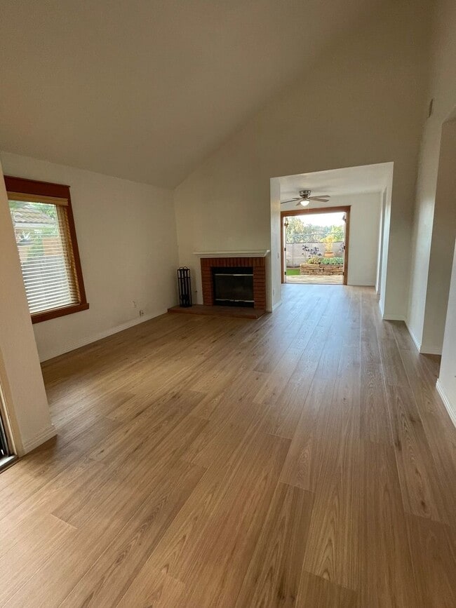 Building Photo - 2 bed 2 bath single family residence. AVAILABLE 5/16