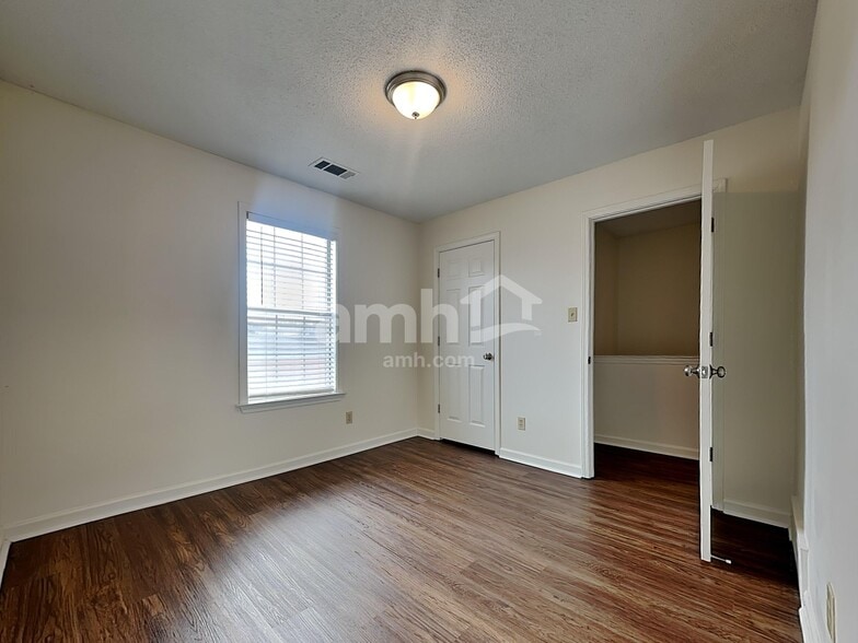 Building Photo - 821 Rain Dance Way