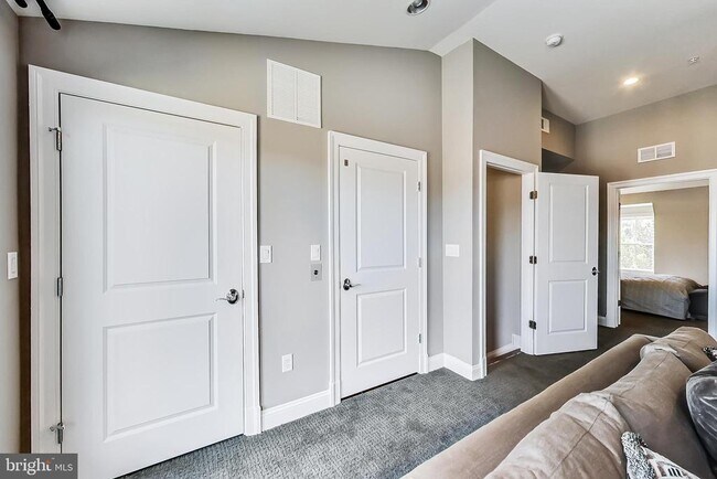 Building Photo - 10821 Symphony Park Dr