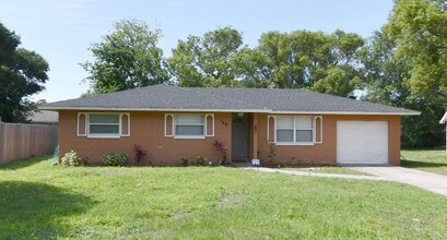 Building Photo - Spacious 4BD/2BA Sanford Gem – Room to Grow Near Historic Downtown!