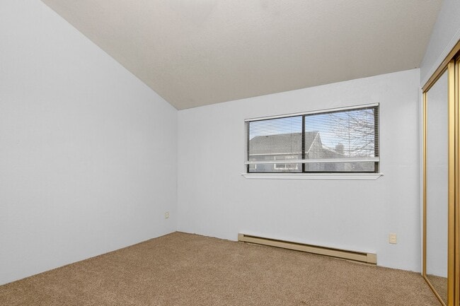 Building Photo - 2bed, 1.5 bath Duplex with Garage & Fenced Yard!