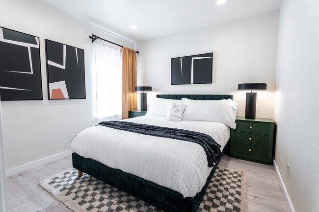 Building Photo - 2359 Oakwood Dr