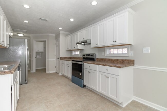 Building Photo - Ranch Near Gate 6