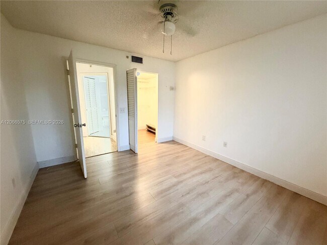 Building Photo - 420 S Park Rd