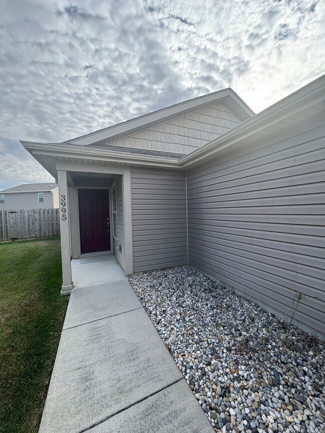 Building Photo - Three Bedroom Single Family Home - Great N...