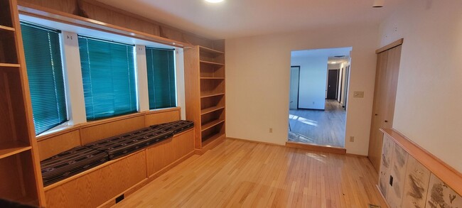 Building Photo - 4 Bedroom Home with Large Shop