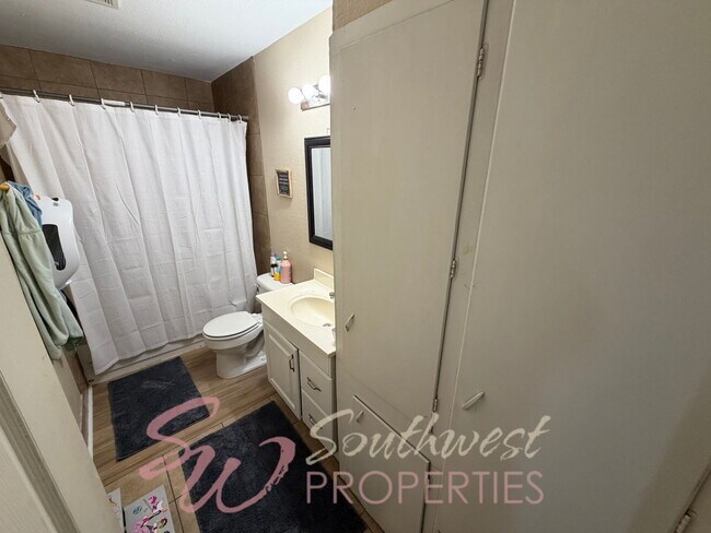 Building Photo - 3 bedroom 1 bath with large bedrooms! Easy walk to campus!