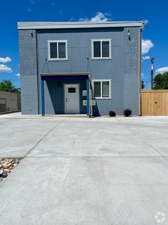 Building Photo - Fully Renovated Duplex in Central Longmont...