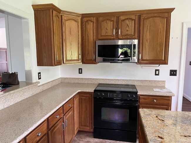 Building Photo - One Level Home in New London