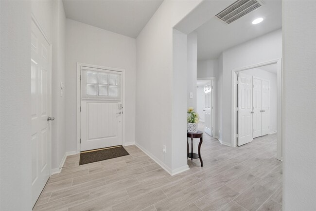 Building Photo - 19310 Young Oak St