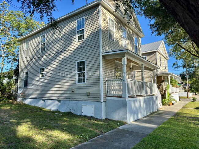 Building Photo - 2BR/1BA Nicely remodeled historic home in ...