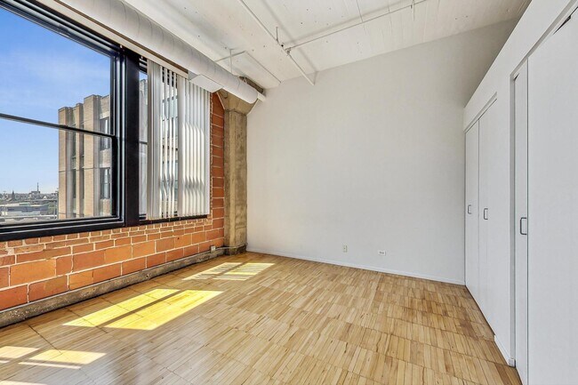 Building Photo - 728 W Jackson Blvd