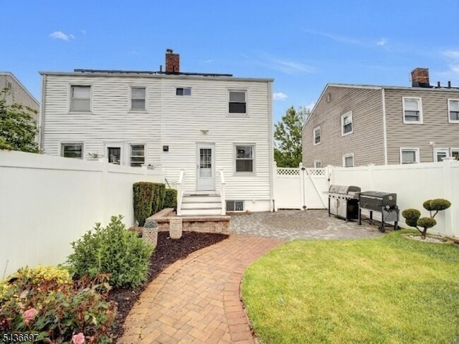 Building Photo - 605 Crescent Dr