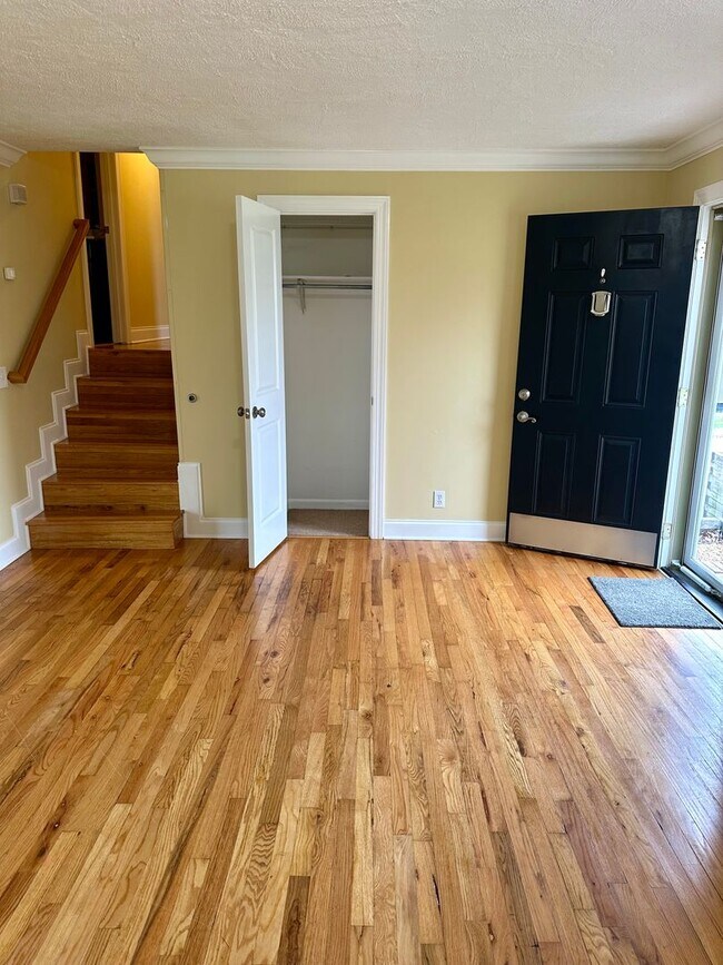 Building Photo - 3  bedroom 1.5 bath now available in Oolte...