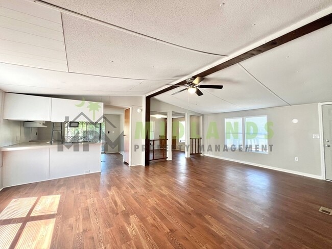 Building Photo - 2413 S Lake Dr