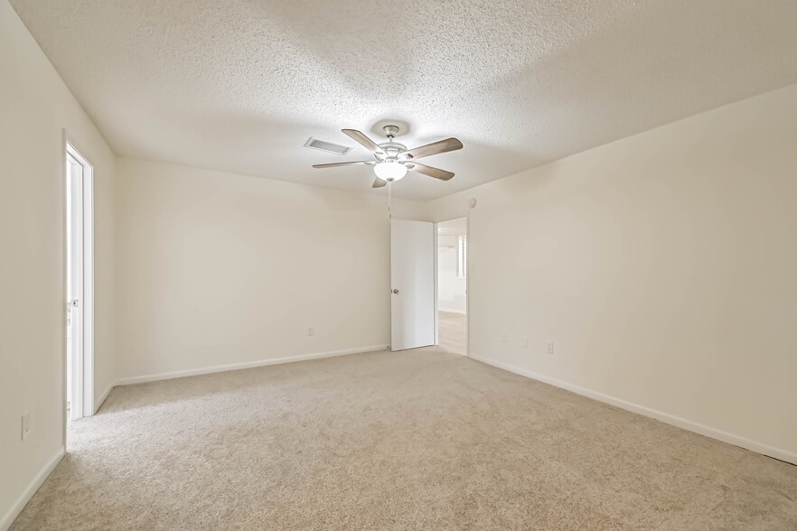 Building Photo - 202 Lakewood Dr
