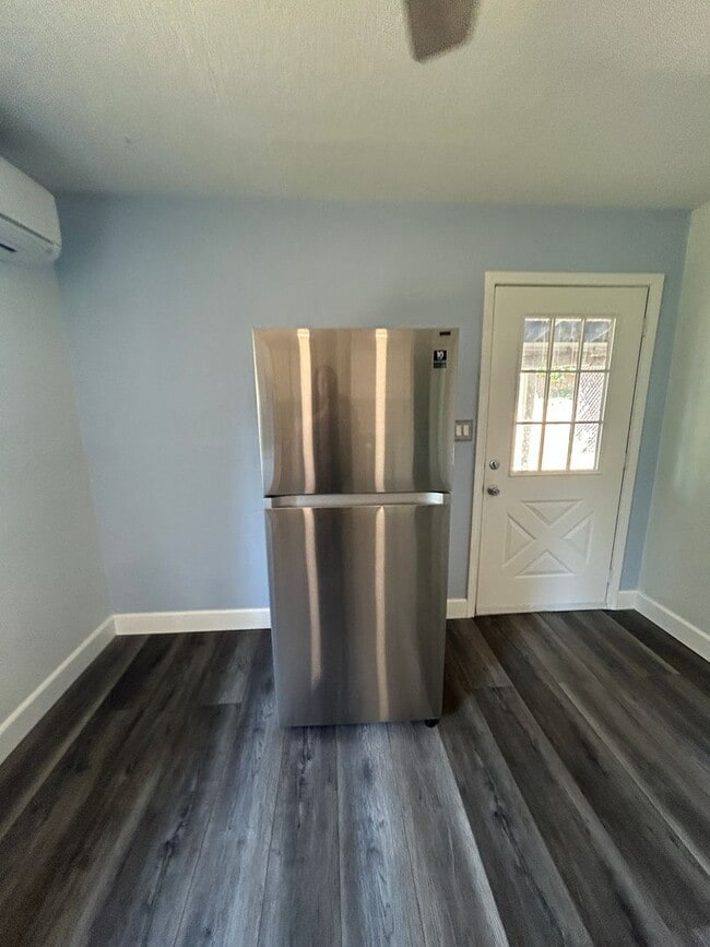 Building Photo - Quaint 1 Bedroom near Condon Park