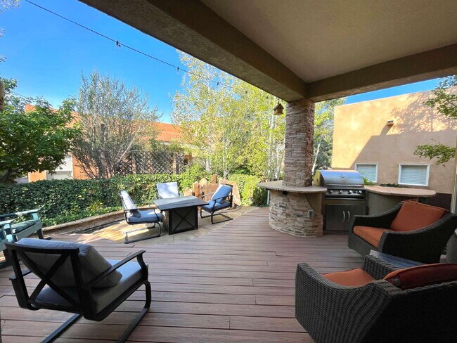 Building Photo - High Desert Beauty! Community Pool!
