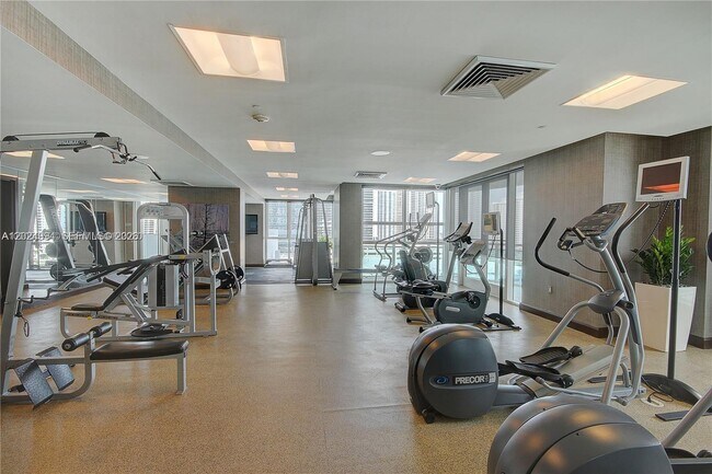 Building Photo - 950 Brickell Bay Dr