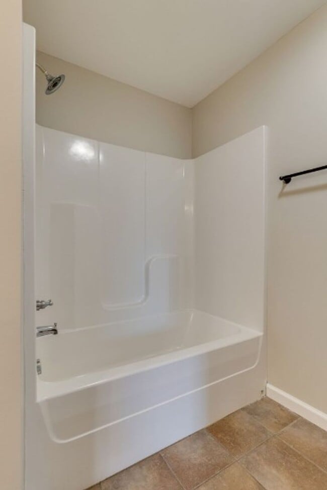 Building Photo - Beautiful 3bd 2 ba home with a large lot a...