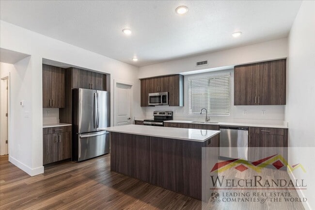 Building Photo - Beautiful 3 Bed 2.5 Bath Townhome in West ...