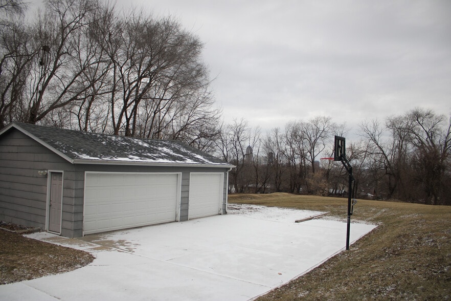 Garage/Backyard - 304 E Bell Ave