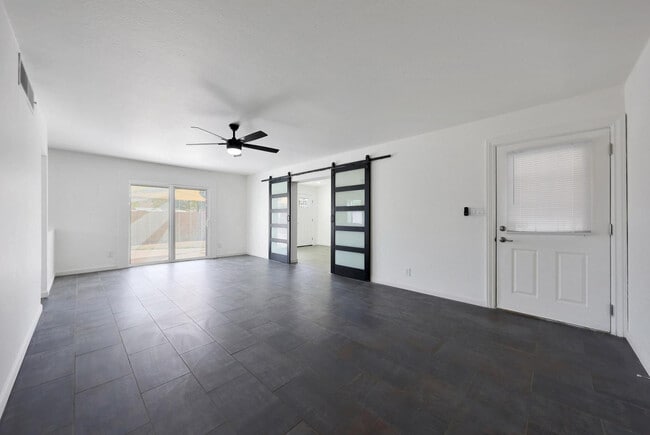 Building Photo - 7031 E Loma Land Dr