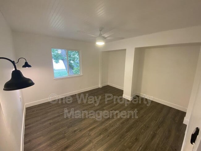 Building Photo - 1330 E 7th St